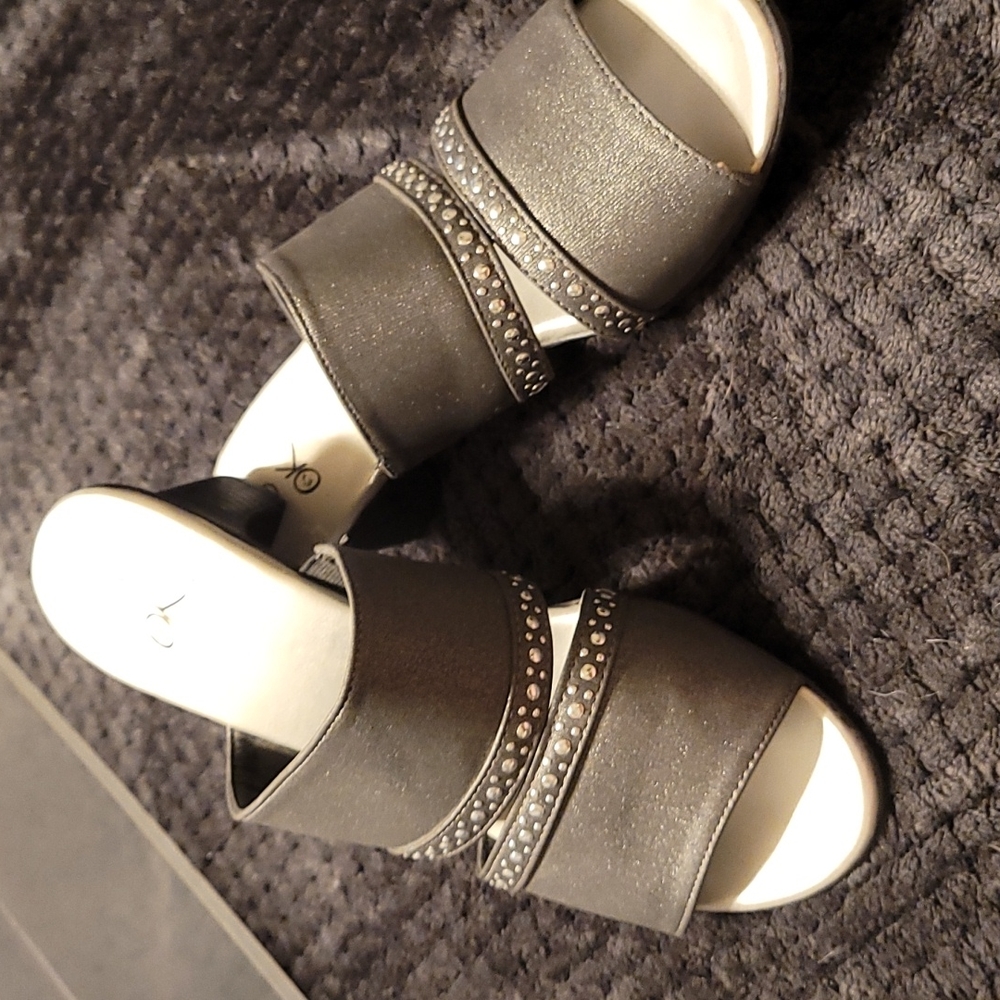 It's OK silver size 9 1/2  1 1/2 inch heel